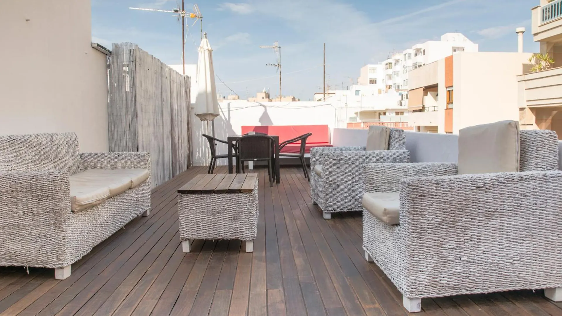 הקונטקטים של Hostal Ibiza